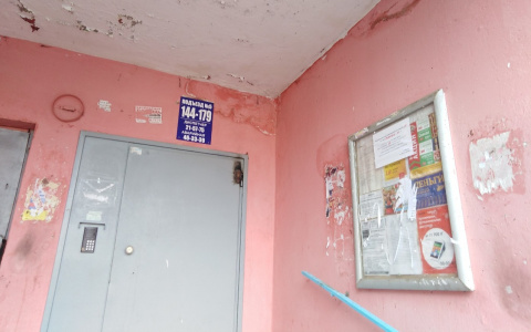 Жителям Марий Эл запретили хранить коляски и санки под лестницами