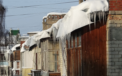 Метровые наледи свисают с крыш домов в Йошкар-Оле