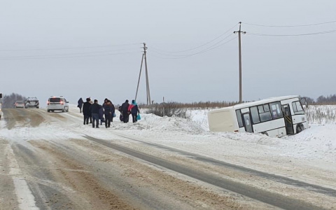 В Марий Эл рейсовый автобус уехал в «кювет»