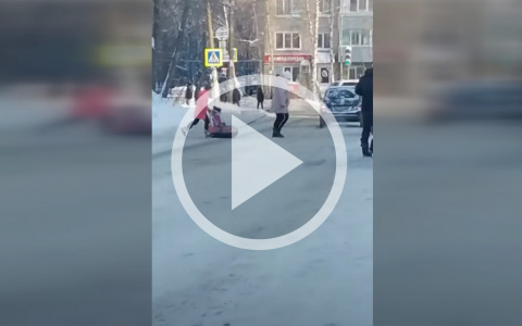 В Йошкар-Оле женщина выбежала на проезжую часть с детьми недалеко от зебры