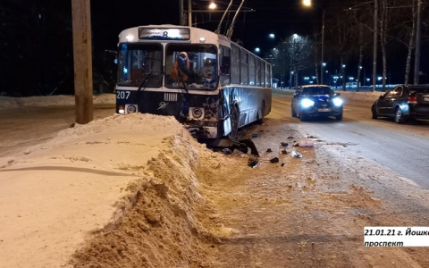 В Йошкар-Оле иномарка врезалась в троллейбус, пытаясь уйти от другого столкновения