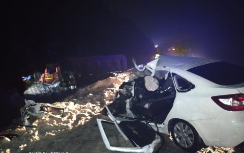 Автомобиль всмятку: лада выехала на встречку и попала под грузовик