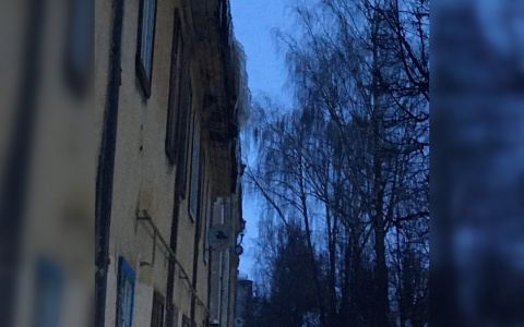 Гигантские сосульки угрожают йошкаролинцам, ведущим детей в садик