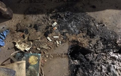 Женщина пришла к соседу и нашла среди окурков тела двух мужчин