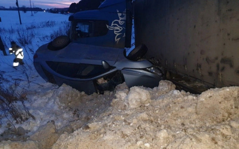 В Марий Эл фура с легкостью перевернула легковушку, не уступившую дорогу