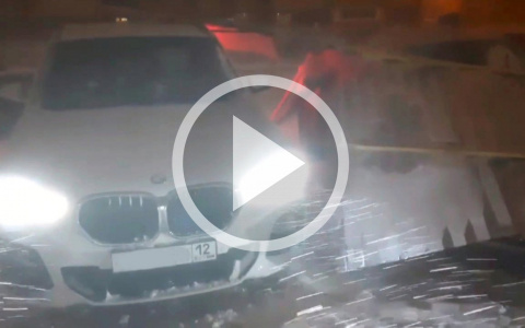 Металлический забор "сдуло" как бумагу: последствия ночной метели в Йошкар-Оле