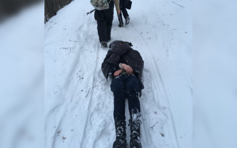 На берегу Волги недалеко от кладбища нашли замерзшего подростка без верхней одежды