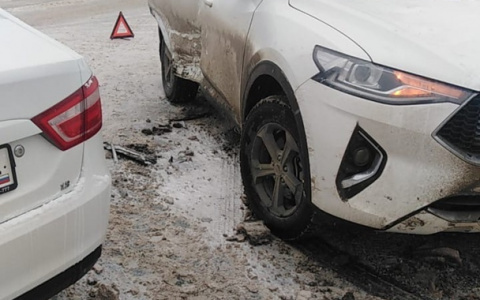 В лобовом столкновении легковушек в центре Йошкар-Олы пострадал пассажир иномарки