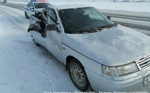 "Порвало как бумагу": в Марий Эл грузовик не уступил дорогу Ваз-2112