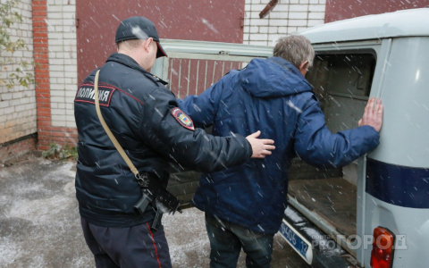 В Йошкар-Оле в одном из ТЦ пьяный мужчина выломал ворота магазина