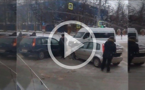 В центре Йошкар-Олы, в час-пик, столкнулись две легковушки