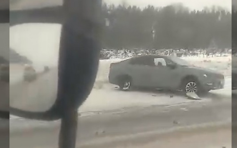 На трассе Марий Эл легковушка и микроавтобус устроили аварию, не поделив дорогу