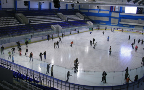 В День влюбленных супруги смогут посетить бассейн или каток заплатив за одного