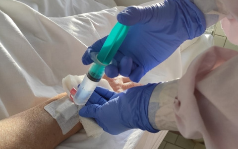 Стало известно, нужно ли делать прививку от COVID-19 переболевшим