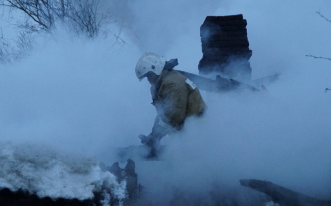 Спасатели обнаружили тело мужчины в кровати, потушив пожар в Волжске