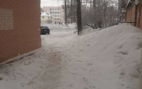 Жильцы одного из дворов Йошкар-Олы недовольны чисткой снега с крыш