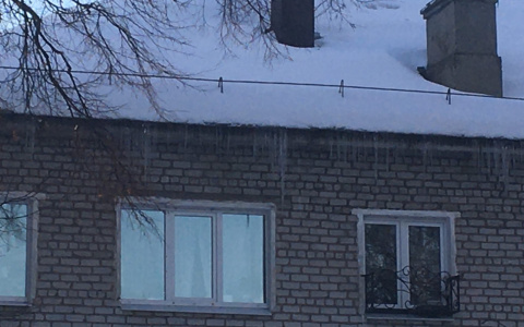 В Йошкар-Оле продолжают очищать от снега скатные кровли