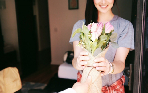 8 марта: лучшие подарки девушкам – цветы и бриллианты