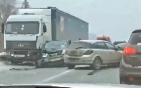 На Казанском тракте в Марий Эл произошло ДТП из трех машин и фуры