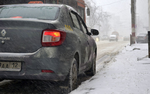 Сумка с деньгами и новый телефон: таксисты рассказали, какие вещи йошкаролинцы оставляли в машинах