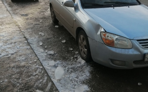 В центре Йошкар-Олы на припаркованный автомобиль упала ледяная глыба