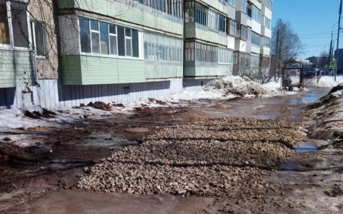 В мэрии Йошкар-Олы объяснили, зачем рабочие сорвали новый асфальт и оставили грязное месиво