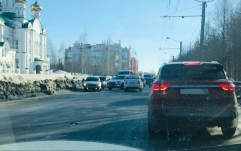 «Вся улица стоит»: утреннее ДТП в Йошкар-Оле вызвало большую пробку