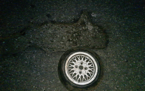 «Влетел в яму, и попал на деньги»: водитель из Йошкар-Олы помял дорогой диск на дороге