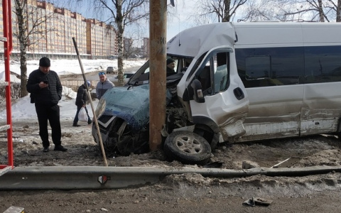 На ДТП с влетевшей в столб маршруткой в Марий Эл съехались все спецлужбы