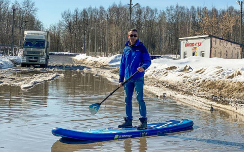 Йошкаролинец проплыл по городским лужам на доске для серфинга