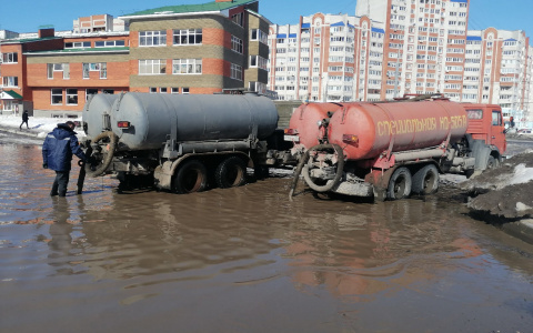 С улиц Йошкар-Олы откачивают талые воды