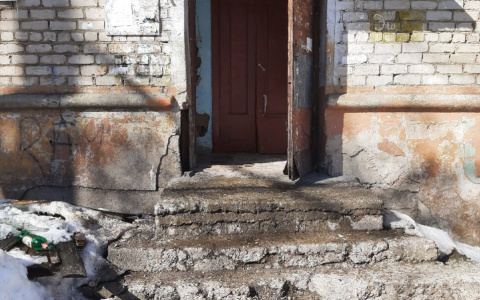 Йошкаролинка жалуется, что в подъезде дома невозможно находиться