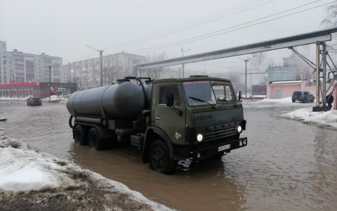 В Йошкар-Оле с улицы Чернякова откачали талые воды