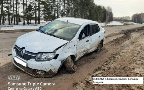В Марий Эл девушка на иномарке вылетела с трассы и врезалась в столб