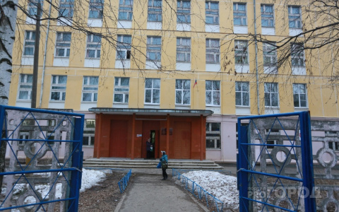 Стало известно, когда родителям первоклассников нужно приносить оригиналы документов в школу