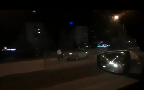 В центре Йошкар-Олы произошло ДТП: автомобиль снес дорожное ограждение