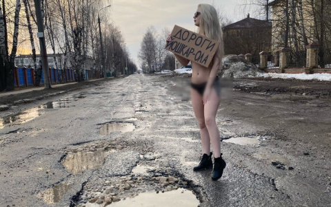 Йошкаролинка сфотографировалась на улице без лифчика