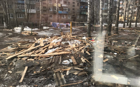 В Йошкар-Олинском дворе коммунальщики оставили гору строительного мусора