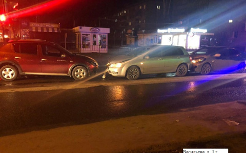 В центре Йошкар-Олы произошло столкновение трех машин