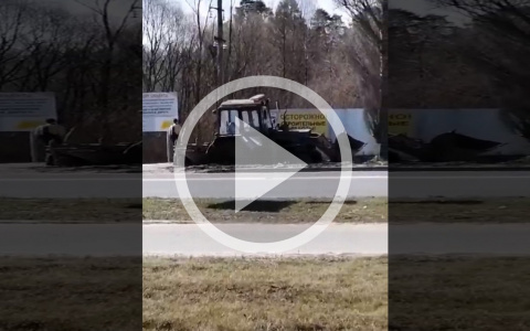 В Йошкар-Оле на улице Кирова трактор завяз на подтопленном газоне