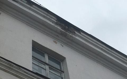 Йошкаролинцам на голову падают кирпичи и штукатурка