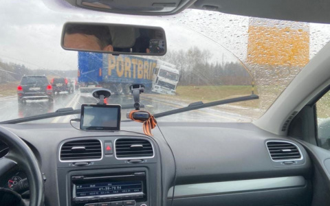 "Развернуло на 180": на трассе «Йошкар-Ола – Чебоксары» с дороги вылетел большегруз