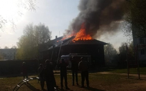 "Там люди есть?": около тридцати пожарных тушили барак в Йошкар-Оле