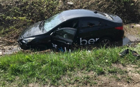 «Навигатор показал короткий путь»: в пригороде Йошкар-Олы такси вылетело в кювет