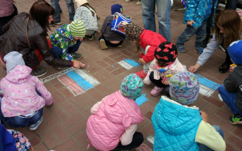 «Привет, дорога и машины»: забор в йошкаролинском детском саду не отвечает безопасности