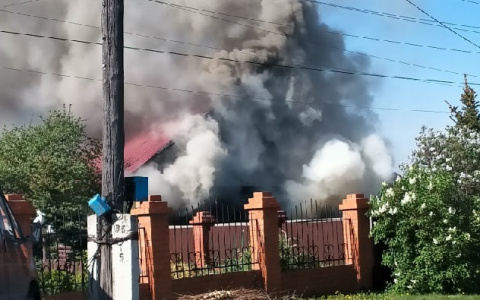 «Все окутало густым дымом»: в Семеновке горит частный дом