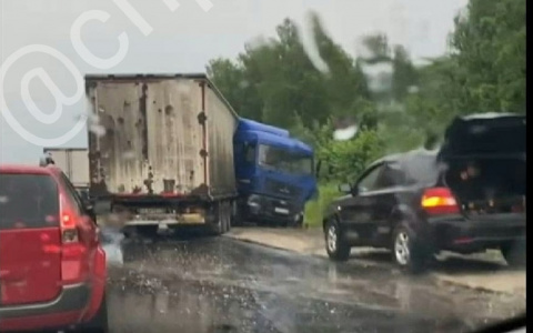 «Как дела сзади?»: в Марий Эл на Кокшайском тракте развернуло два большегруза