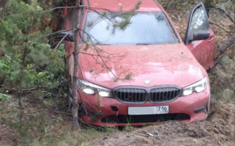 В Марий Эл новенькая «бэха» оказалась в кювете в грязи