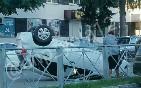 В центре Йошкар-Олы перевернулась иномарка