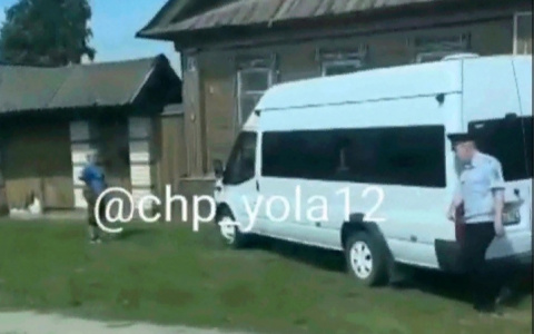 В пригороде Йошкар-Олы водитель маршрутки врезался в дом